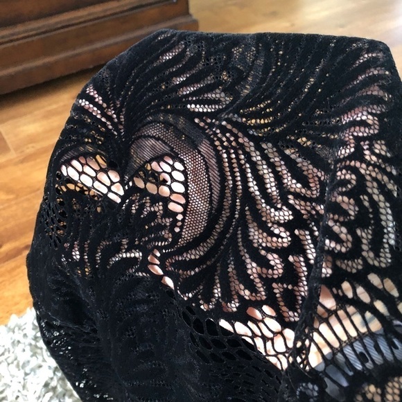 Loft high neck black velvet laser cut sleeveless blouse in size XS - Picture 5 of 7